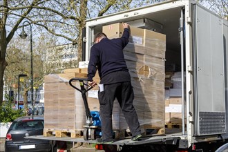 Delivery traffic, unloading of frozen goods, Duesseldorf, North Rhine-Westphalia, Germany, Europe