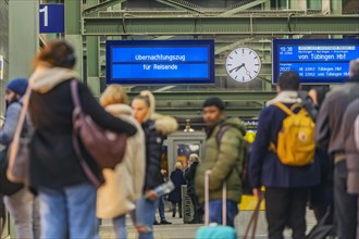 Sleeping train for stranded rail passengers, after train cancellations due to bad weather, travellers can spend the night in the station, platform main station, Stuttgart, Baden-Wuerttemberg, Germany,...