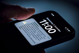 Symbol photo: A message for the Nationwide Warning Day 2022 appears on a smartphone. Emergency alert, trial warning, Nationwide Warning Day 2022 Thu. 08.12.2022, 10:59 hrs, trial warning. Berlin, 08.1...