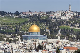 Jerusalem Old City and Temple Mount with the Dome of the Rock, Qubbat As-Sachra, behind it the Mount of Olives, Jerusalem, Israel, Asia