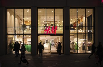 H&M, H & M, Hennes und Mauritz, department stores' chain, Koenigsstrasse, Stuttgart, Baden-Wuerttemberg, Germany, Europe