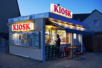 Kiosk in the evening, drinking hall, Essen, Ruhr area, North Rhine-Westphalia, Germany, Europe