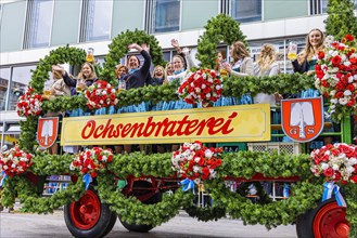 Festival procession, entry of the Wiesnwirte, flower-decorated float with waiters of the Ochsenbraterei festival tent, Oktoberfest, Munich, Upper Bavaria, Bavaria, Germany, Europe