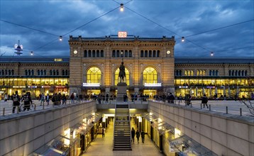 Main station with Ernst-August monument, equestrian statue, Bahnhofstrasse in the evening, including the Niki-de-Saint-Phalle promenade, Hanover, Lower Saxony, Germany, Europe