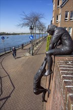 Bronze sculpture Friendship connects on the Rhine promenade, Rees, North Rhine-Westphalia, North Rhine-Westphalia, Germany, Europe