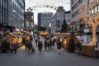 Essen city centre at pre-Christmas time during the coronavirus pandemic, only a few stalls - this years reduced Christmas market, Essen, North Rhine-Westphalia, Germany, Europe