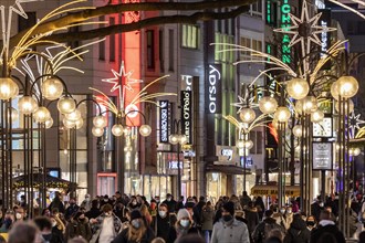 Pre-Christmas in Colognes Schildergasse, colourful hustle and bustle in the Advent season