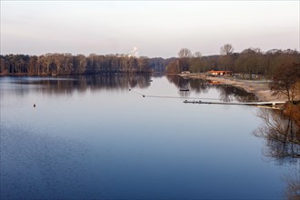 Six-lake plateau in Duisburg-Wedau, Wolfsee with stand pool in winter, Duisburg, North Rhine-Westphalia, Germany, Europe