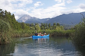 Canoe on Lake Faak, behind the mountain Mittagskogel, Villach and Finkenstein municipalities, Carinthia, Austria, Europe