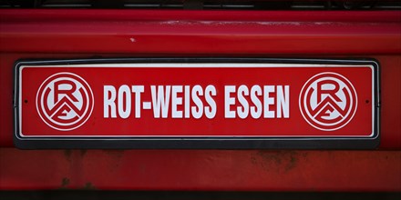 Club logo of the football club Rot-Weiss-Essen on a car sign, Essen, Ruhr area, North Rhine-Westphalia, Germany, Europe