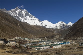 Dingboche settlement, located in the Imja Khola Valley, at the foot of the eight-thousander Lhotse, with its huge mountaineering challenge, the Lhotse South Face. Other peaks belonging to the main Him...
