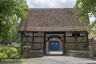 Gatehouse, Graeftenhof Haus Runde, Billerbeck, Muensterland, North Rhine-Westphalia, Germany, Europe