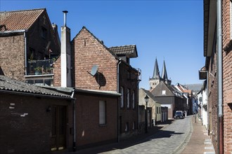 City centre of Xanten, alleys and streets, Provost Church of St. Victor in the background, also called Xanten Cathedral, Xanten, North Rhine-Westphalia, North Rhine-Westphalia, Germany, Europe
