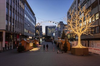 Essen city centre in the Corona crisis, pedestrian zone at Porscheplatz, with the reduced Christmas market and many closed stalls, Essen, North Rhine-Westphalia, Germany, Europe