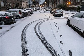 Snow in Duesseldorf, road conditions, little traffic, careful driving, winter, Duesseldorf, North Rhine-Westphalia, Germany, Europe