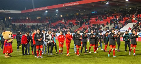 The 1.FC Heidenheim team thanks the fans