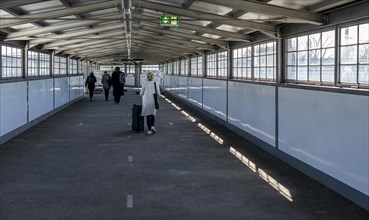 Travellers, connecting bridge at Ostkreuz station, Friedrichshain, Berlin, Germany, Europe