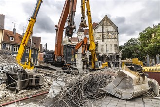 Demolition of a building, demolition excavator during the deconstruction of an extension of the Kaufhof department stores, Stuttgart, Baden-Wuerttemberg, Germany, Europe