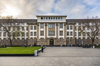 Duisburg Local and Regional Court on Koenig-Heinrich-Platz, Duisburg, North Rhine-Westphalia, Germany, Europe