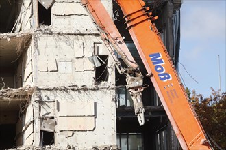Demolition excavator in front of the ruins of the former Federal Bank, Bremen, Germany, Europe