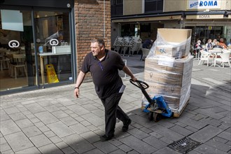 Delivery traffic in Duesseldorfs old town, transporting ordered goods to the customer using a pallet truck, gastronomy, wholesale, Duesseldorf, North Rhine-Westphalia, Germany, Europe