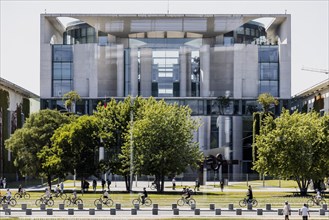 A group of cyclists stands out between Paul-Loebe-Haus and the Federal Chancellery in Berlin, June 22, 2022., Berlin, Germany, Europe