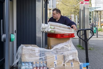 Delivery traffic, transport of ordered goods to the customer by means of a lift truck, Duesseldorf, North Rhine-Westphalia, Germany, Europe