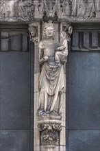 Sculpture of Mary with the Child at the main portal of the Lorenzkirche