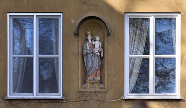 Sculpture of the Virgin Mary in a niche on a residential building in the Jakob Fugger Siedlung