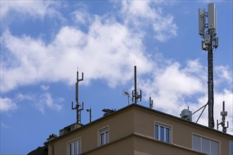 Transmission masts on a flat roof of a residential building
