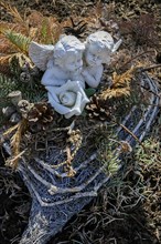 Grave decoration with two putti