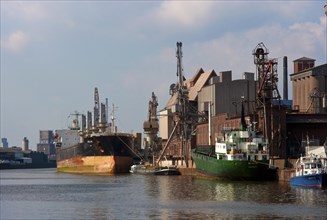 Ships in the Bremer Holz und Fabrikenhafen
