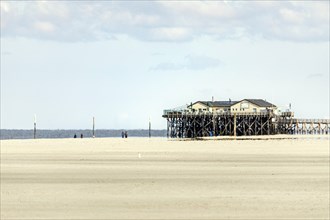 The extensive sandbanks of Sankt Peter-Ording make the typical pile dwellings glimmer in the distance