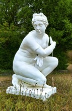 Statue Kneeling Venus