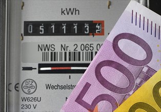 Electricity meter EURO banknotes Symbolic image Energy costs Electricity costs