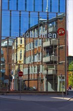 The surroundings are reflected in the glass facade of Radio Bremen