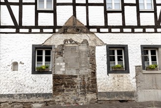 The remains of an extension can be seen on the facade of a house in Schuld
