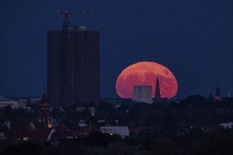 The so-called strawberry moon stands out at the rise next to the Steglitzer roundabout in Berlin
