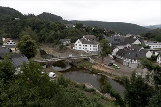 Overview of a provisionally repaired bridge in Schuld