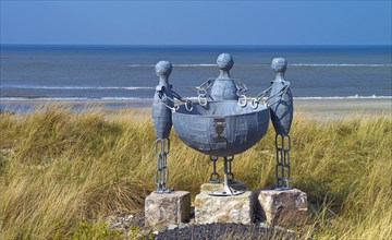 Think about a group of figures on the beach of the island of Wangerooge