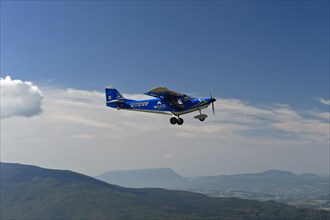 Microlight aircraft Savannah S of the WILCO Flying Club in the air