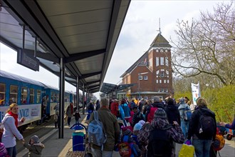 Arrival of tourists at Wangerooge railway station
