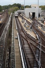 Alte Gleise und Waggons der U-Bahn