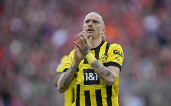 Players thank their fans Gesture Marius Wolf Borussia Dortmund BVB