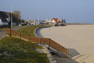 Promenade and beach of Hoernum