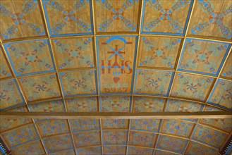 Panelled wooden ceiling with ornaments