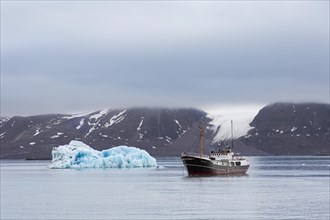 Arctic expedition ship MS Cape Race visiting Monacobreen