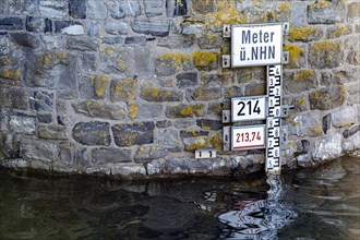 Level display of the dam height at the slide towers on the dam wall at the main basin
