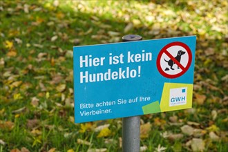 Sign in residential area for dog owners: No dog litter box here!