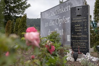 A poster commemorates the victims of the flood disaster in the Ahr valley in the summer of 2021 in Hoenningen